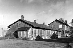 Ziegelei Roßbach. Blick auf das Arbeiterwohnhaus und das Wohnhaus Roßbach, um 1972.